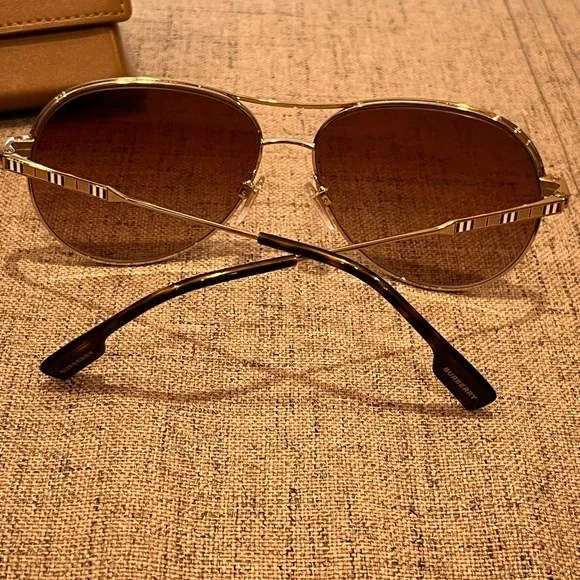 New in box Burberry 59mm sunglasses - Picture 2 of 3